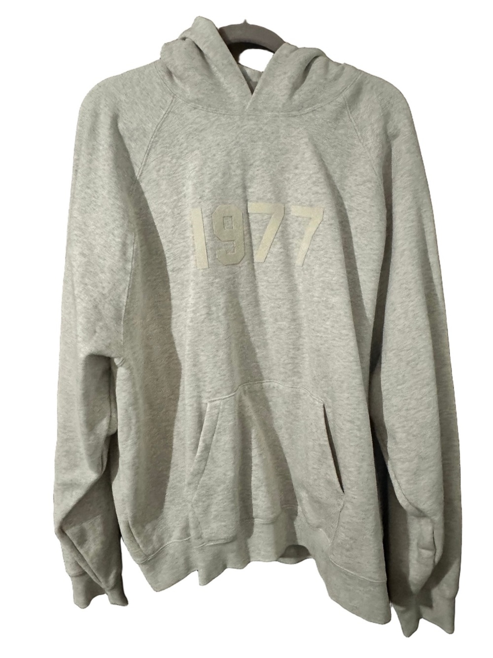 FEAR OF GOD ESSENTIALS Light Grey ‘1977’ Print Pullover Fleece Hoodie Sz XL FOG